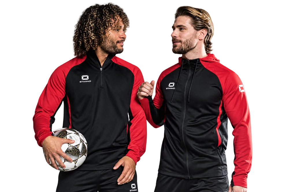 Twee spelers in de rode en zwarte S.V. Den Hoorn trainingspakken